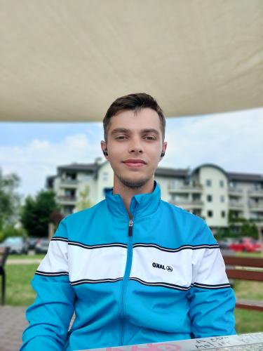 Менеджер по продажам, продавец консультант, администратор, кладовщик, водитель, повар, рабочий на производство.