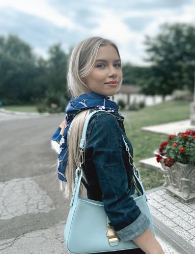 Мастер перманентного макияжа в салоне. Мастер-бровист