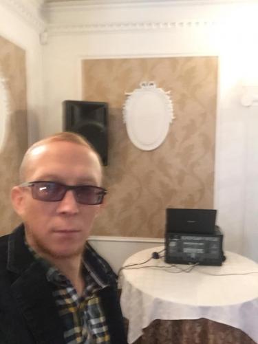 Брокер,певец
