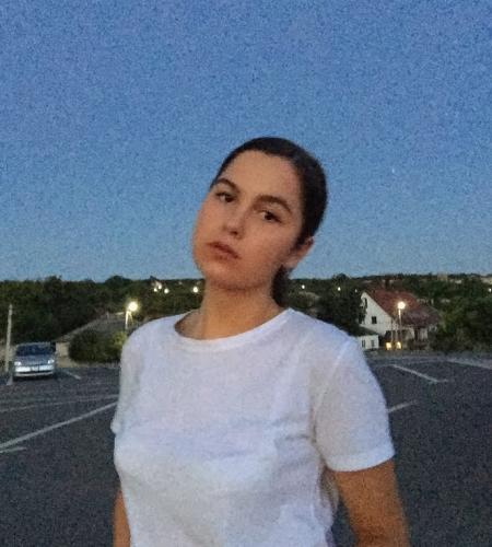 Продавец консультант в отделе косметики