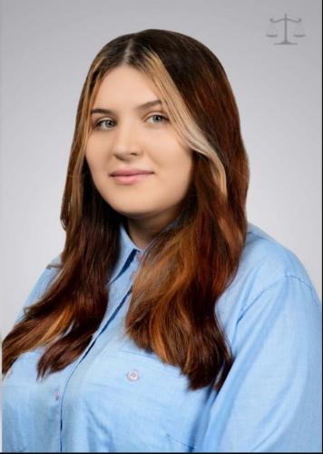 Angajată la birou sau spațiu liniștit de muncă