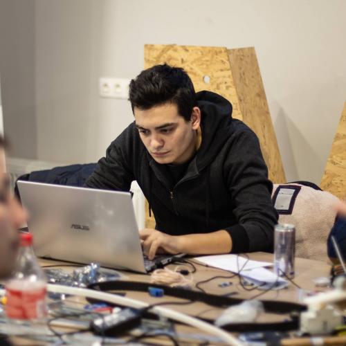 Operator vorbitor de limbă engleză, italiană